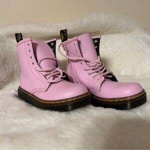 New with out tags/box Girls Dr martens